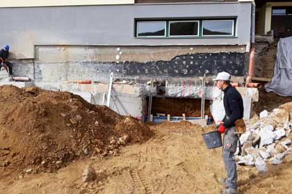 Volksschule in Lessach - Baustelle mit abgeschnittenem Fundamentvorsprung
