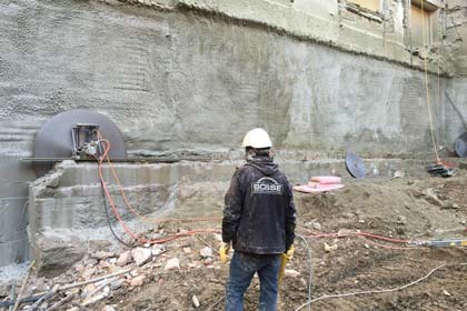 Baustelle Justizgebäude Salzburg - Mitarbeiter Fa. Bosse mit Wandsägen